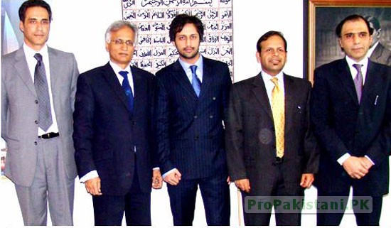 From left: Shahzad Rauf , Chief Strategy & Operations Officer Warid Telecom, Mr. Parvez A. Shahid, Board Member Warid Telecom, Mr Atif Aslam, Warid Brand Ambassador, Tariq Gulzar , Chief Financial Officer Warid Telecom and Suhail Jan, General Manager Commercial Warid Telecom.  