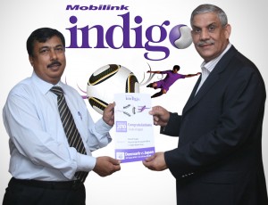 Irfan Akram, Vice President Customer Care, Mobilink presenting grand prize to Shahid Iqbal, one of 3 lucky Mobilink indigo users  to win an all inclusive trip to the World Cup 2010 in South Africa. 