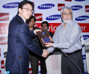 Roy Chang, Manager Samsung Electronic presenting memento to Shabbir Machyara, Owner Star City Mall at the inauguration of Samsung Customer Service & Display Centre.