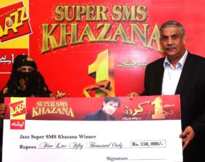 Irfan Akram, Vice President Customer Care Mobilink (R) handing over Rs. 550,000 cheque to Afzana Shaheen (L), the weekly winner of Mobilink Jazz Super SMS Khazana