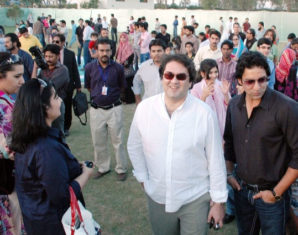 Bilal Munir Sheikh, Vice President Marketing Mobilink standing next to Mobilink Brand Ambassador Wasim Akram amongst employees families at the Mobilink Foundation Fundraising Carnival organized at the Gun Club Islamabad