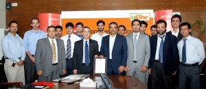 Picture shows Mr. Arif Masud Mirza, Head of ACCA Pakistan presenting the Approved Employer Certificate to Mr. Nadeem Khan, Chief Finacial Office, Ufone. Also seen in the picture, Mr. Moqeem Ul Haq, GM Corporate Strategic planning and PMO, Ufone along with the finance team.