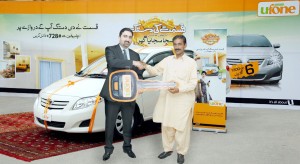 Mr. Akbar Khan, Chief Marketing Officer, Ufone, handing over the car key to Mr. Fida Hussain, the winner of the first Corolla GLi under the campaign 'Kismat ki Dastak'
