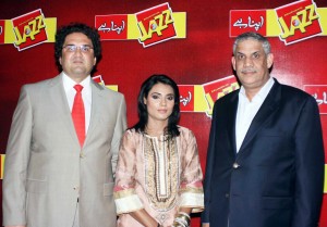 Bilal Munir Sheikh, Vice President Marketing Mobilink (L) with Irfan Akram, Vice President Customer Care, Mobilink (R) to pay tribute to Naseem Hameed, South Asia’s fastest woman from Pakistan.