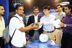 Lahore: Mr. Roy Chang, Manager Samsung Electronics Giving out the latest handset of Wave to a lucky draw winner in the final of World Cyber Games  