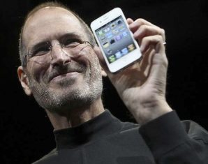 Steve Jobs with iPhone 4