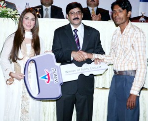 Reema Khan and Mr. Amer Aman Head of Sales and Distribution Warid giving away the prize to winner.