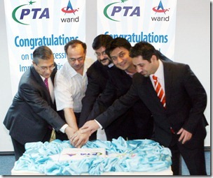 Upon successful implementation of 789 operations by Warid,  Director General (Enforcement), PTA, Mr Yawar Yasin (Second from left) while  cutting cake with Warid Officials at Warid Contact Center in Lahore.  