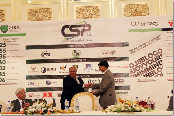 Mr. Ammar Jaffri, President PISA presenting a shield to Mr. Tanvir Ahmad, The Chief Guest of Conference & Additional DG, FIA