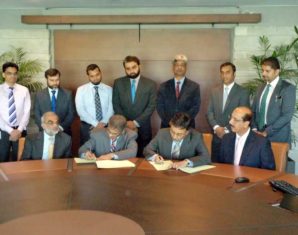 PTCL Executive Vice President (EVP), National Sales and Arif Ul Islam, Chief Operating Officer (COO) & Executive Director, Meezan Bank, signing an agreement to provide Data Center services to Meezan Bank in a ceremony held at Meezan Bank Head Office, Karachi.