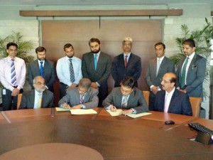 PTCL Executive Vice President (EVP), National Sales and Arif Ul Islam, Chief Operating Officer (COO) & Executive Director, Meezan Bank, signing an agreement to provide Data Center services to Meezan Bank in a ceremony held at Meezan Bank Head Office, Karachi.