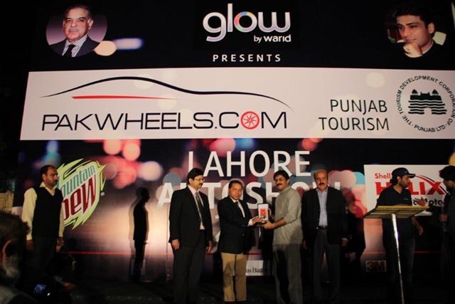 Mr Amer Aman Head of Sales Warid Telecom while getting award from Chief Guest – Ambassador of Nepal