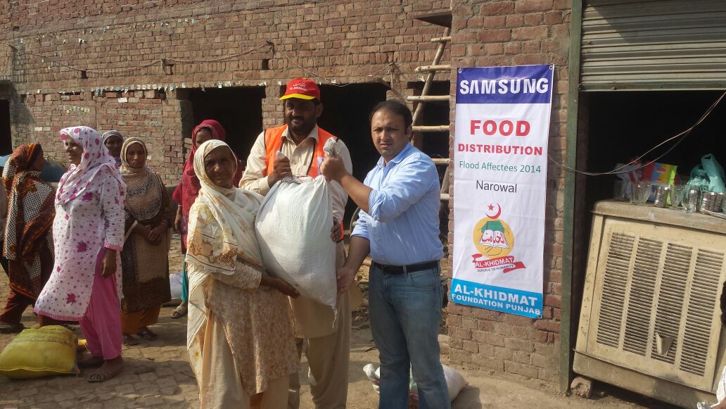 Samsung Distributes Food Packages in Flood hit Areas