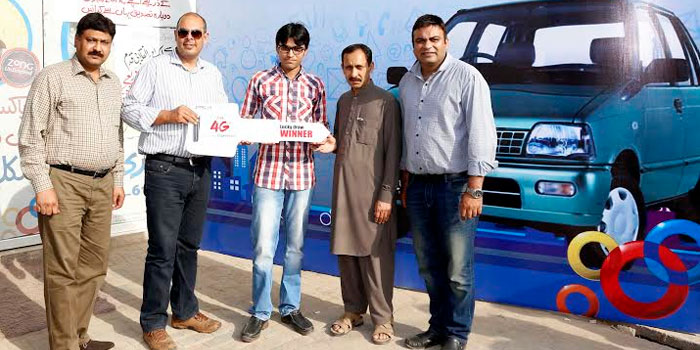 Mougis Ahmad Khan, Regional Director Central Region, Zong handing over keys of Mehran car to Sunny Arsalan, the winner of Retailer Activation Campaign in Kamonki.