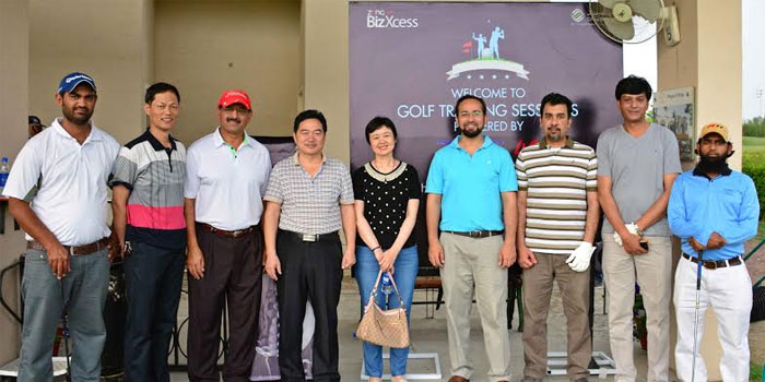 Mr Liu - Director Plump Qingqi, Mr Wang Shujun - CEO Plump Qingqi, Mrs Wang, Ali Qazi - Director LDI, Four Brothers (Pvt.) Ltd. along with Zong Team pose for a photograph at golf training sessions powered by Zong