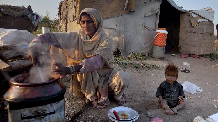 60 Million Pakistanis Survive on Rs. 2500 Monthly: Report