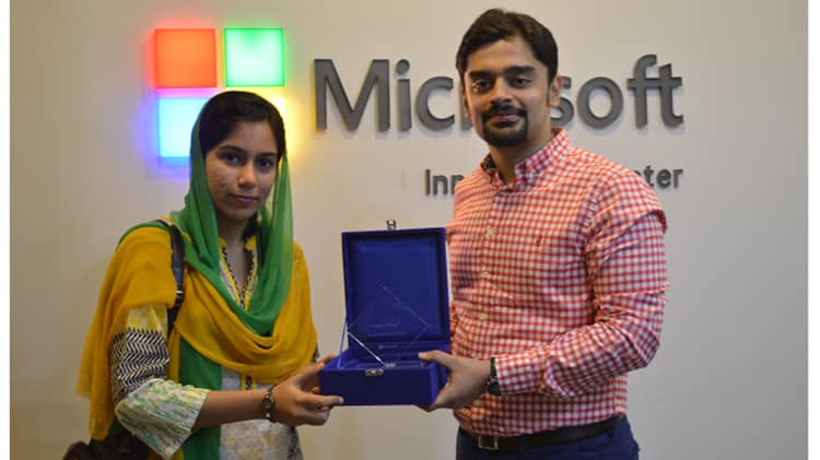 Sarah Ahmed Receives Hero Microsoft Student Partner Award 2016