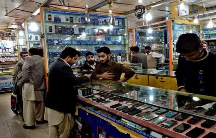 Crackdown Against Used Phones: Shopkeepers Arrested in Karachi for Selling Stolen Devices