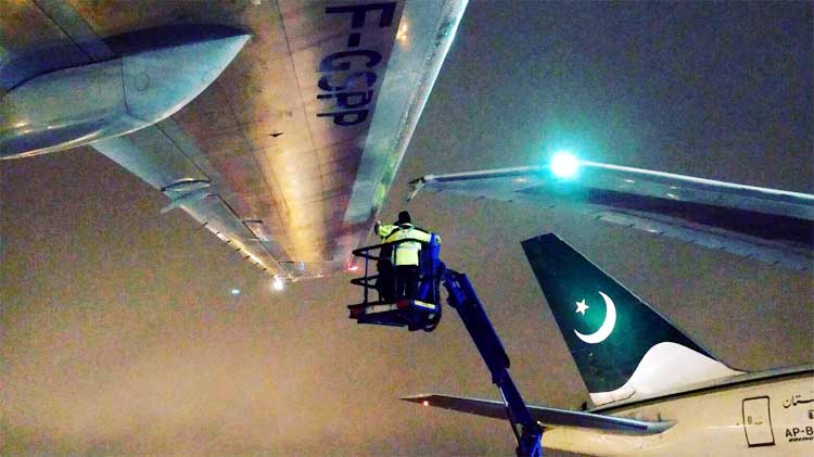 PIA Plane Hits Another Jet While Taxiing at Toronto Airport