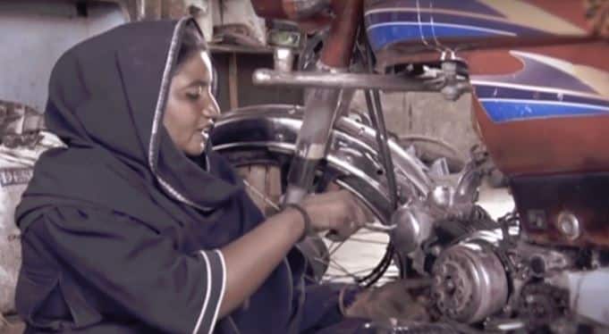 This Inspirational Pakistani Woman Overcame Her Disability to Become a Mechanic