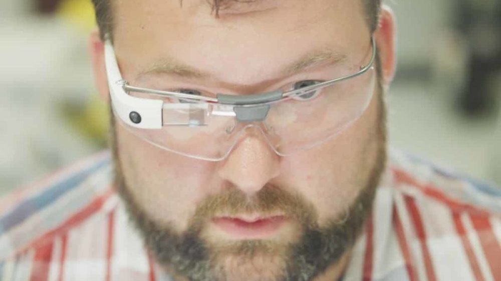 The New Google Glass is Lighter and More Powerful Than Ever
