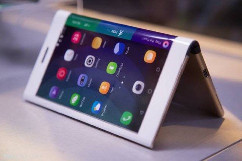 Lenovo Unveils World’s First Tablet That Folds Into A Smartphone