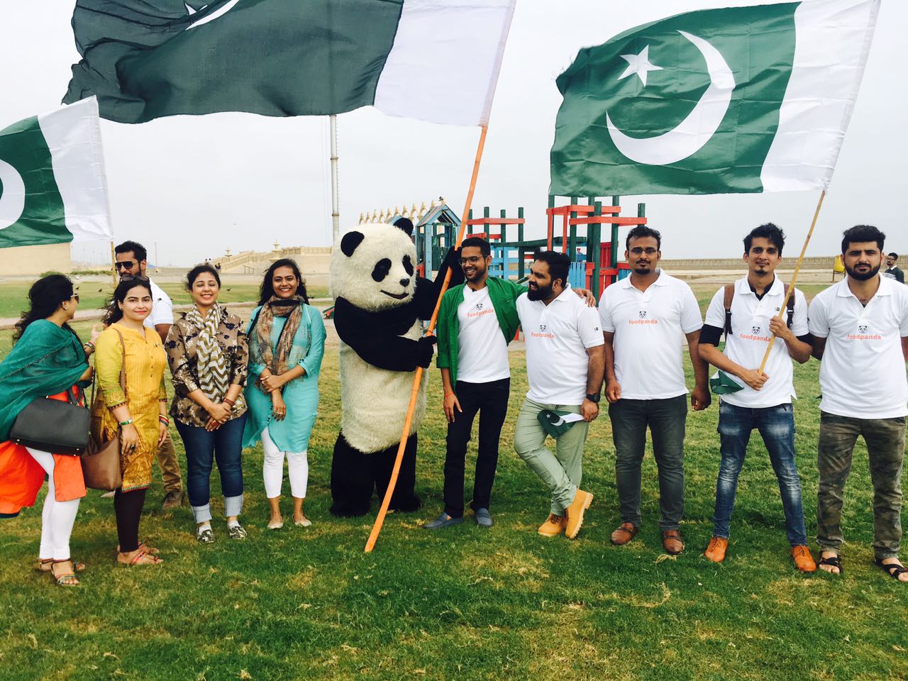 Ali Gul Pir & his Army Go on #AzadiFoodRun with Panda