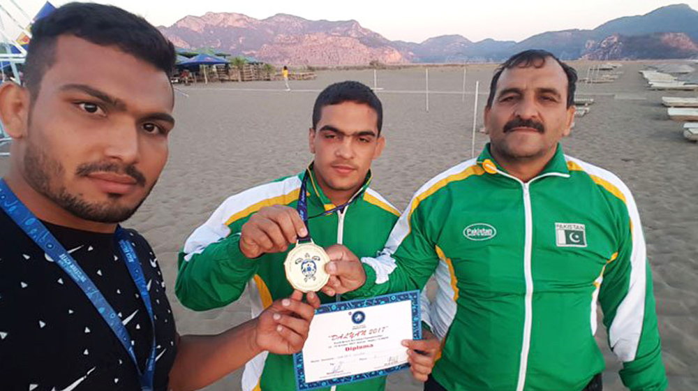 KP Awards Rs 1 Million to Gold Medalists in World Wrestling Championship