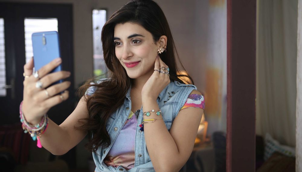Urwa Hocane Shows Us How She Uses the Huawei Mate 10 for Perfect Selfies