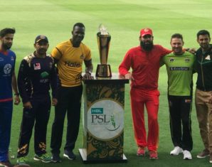 Captains pose with HBL PSL 3 Trophy