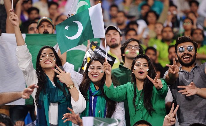 psl fans with pakistani flags