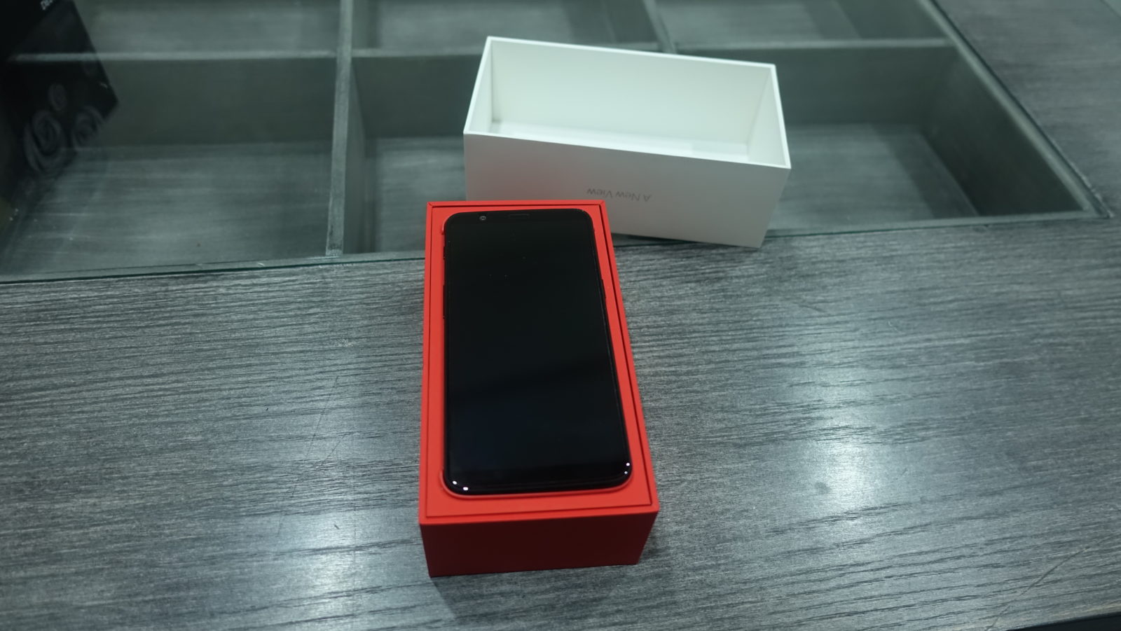 Oneplus 5T in a Red Box