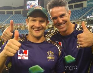 Watson and Pietersen Thumbs up