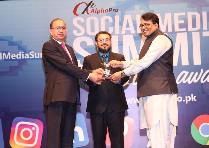Aamir Atta Receiving Social Media Award  