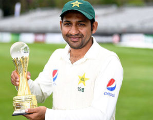Sarfraz Ahmed holding trophy
