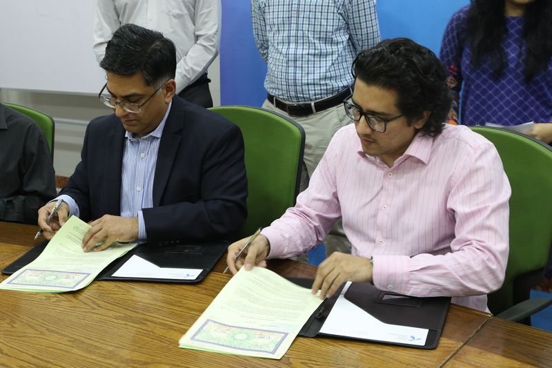 Shahid Mustafa and Salahuddin Ghaznavi signing the MoU