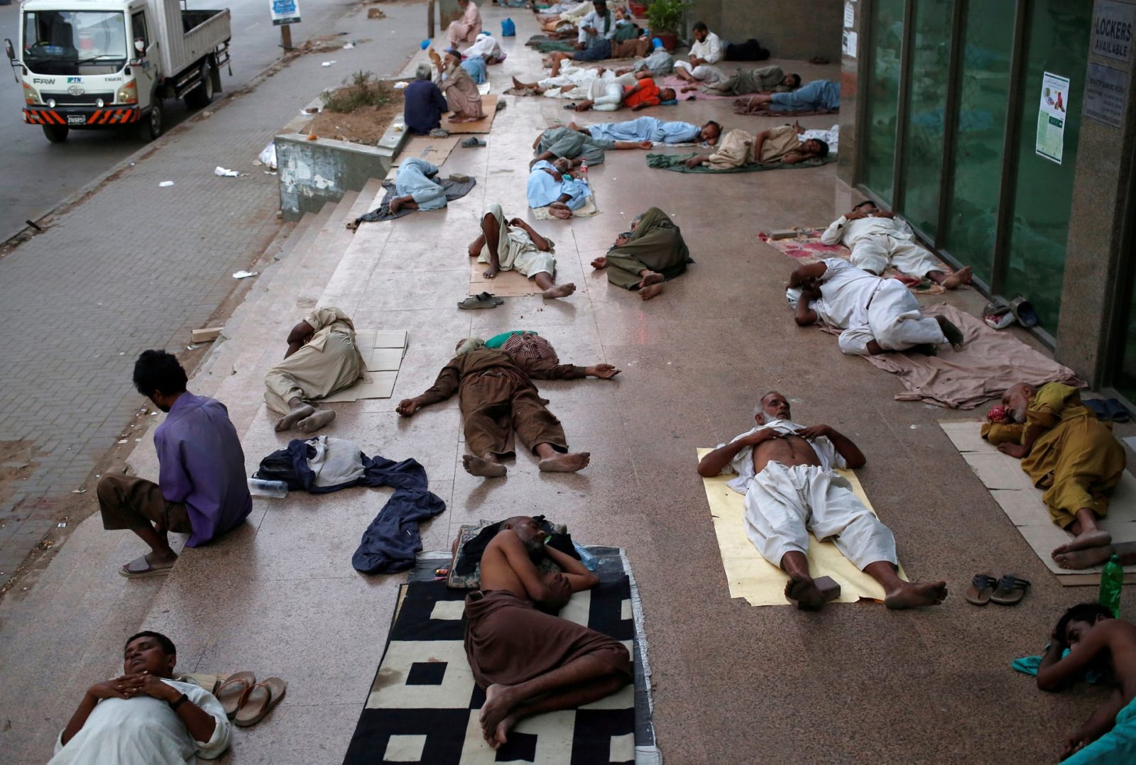 karachi people sleeping outdoor
