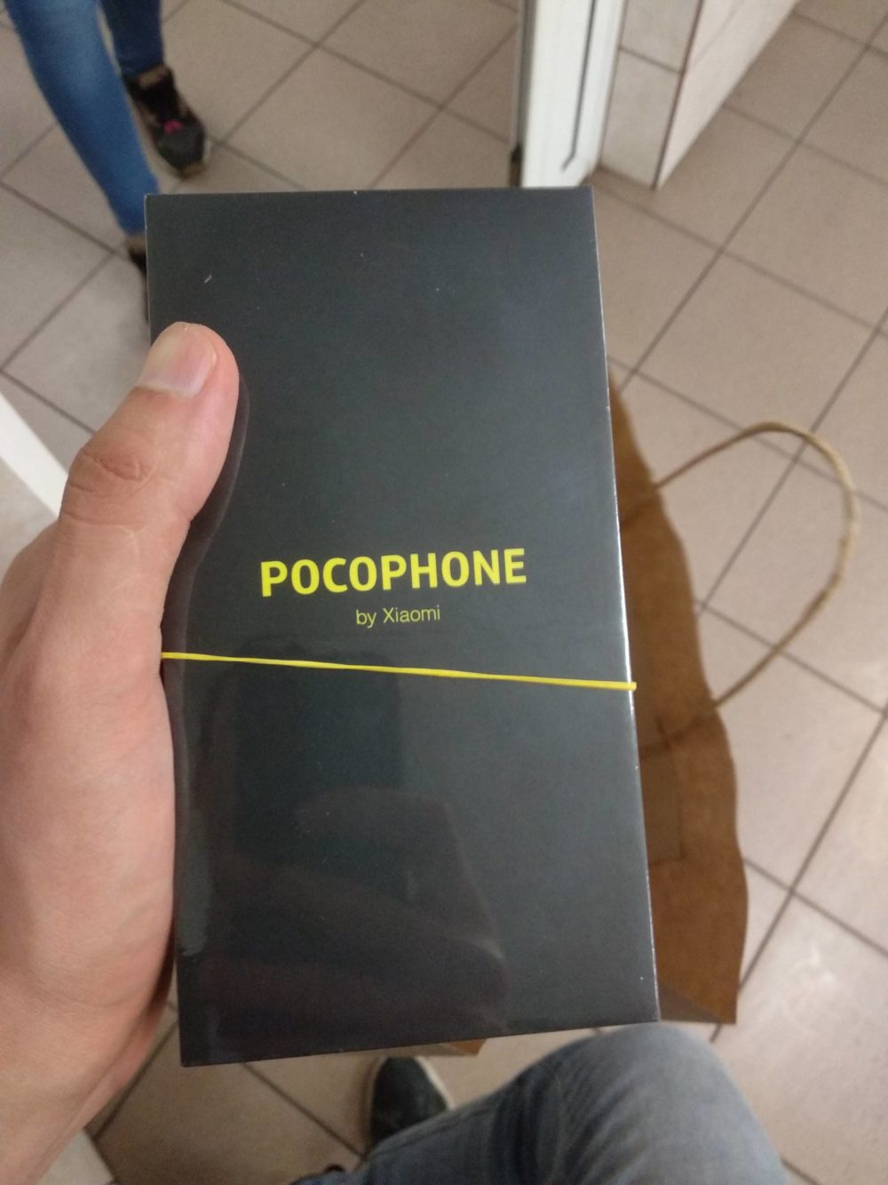 Pocophone f1 box