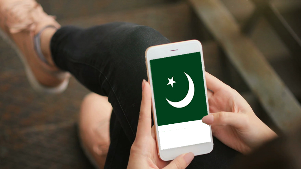 pakistan flag on smartphone