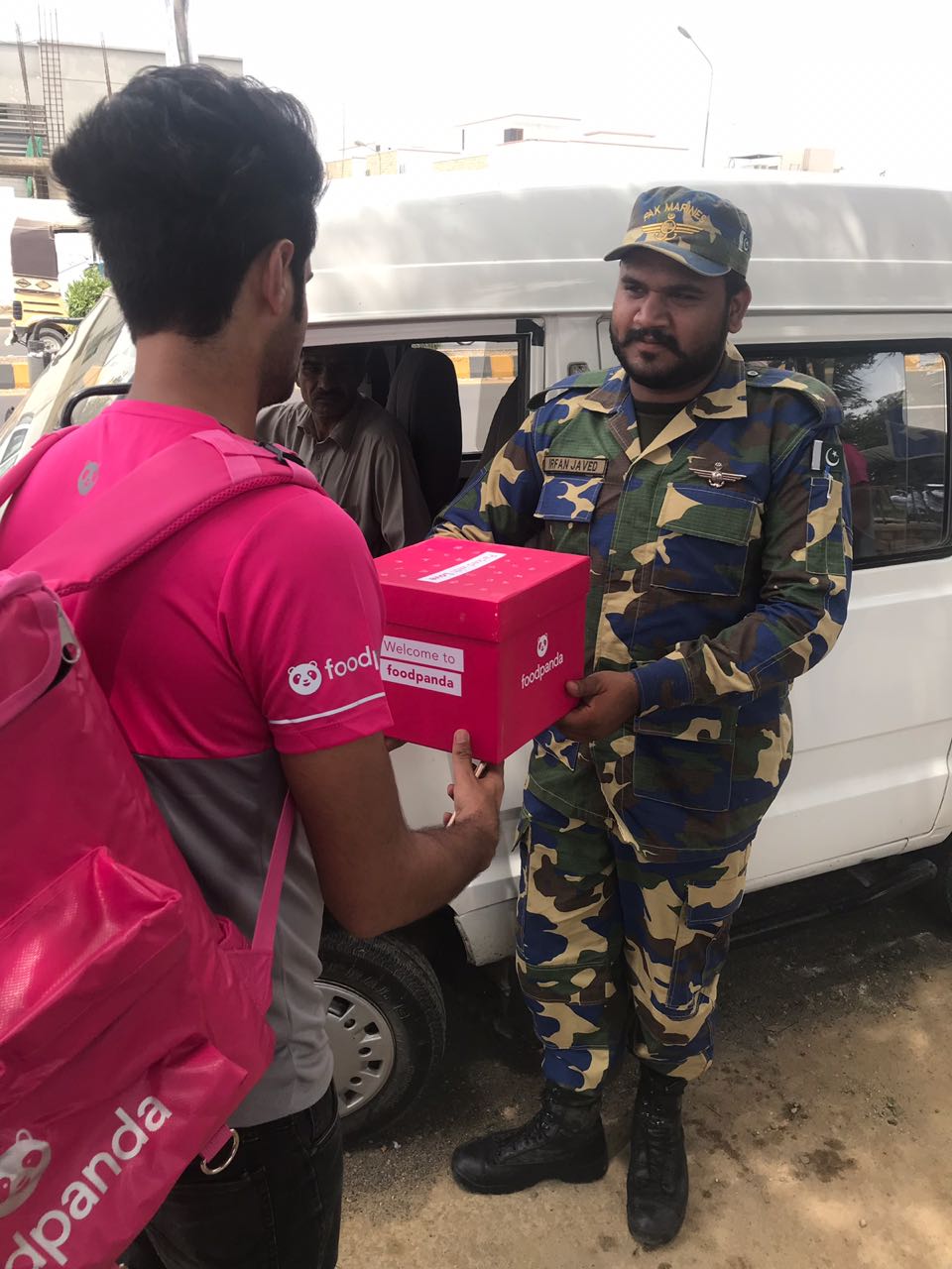 foodpanda Distributes Boxes Among Soldiers On Defence Day