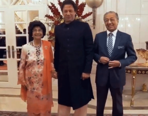 Malaysian First Lady Reveals Why She Held PM Imran’s Hand | propakistani.pk