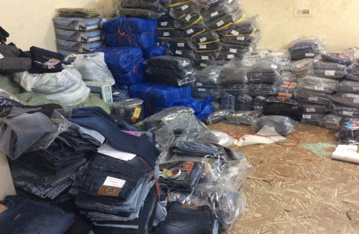 Airport Police Steal 8000 Jeans and Sell Them in Zainab Market | propakistani.pk