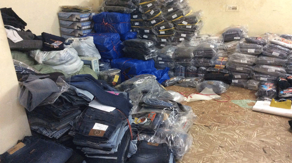 Airport Police Steal 8000 Jeans and Sell Them in Zainab Market | propakistani.pk