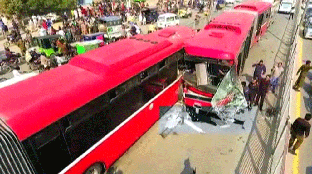 Woman Dead, 15 Injured as Two Metro Buses Collide in Lahore | propakistani.pk