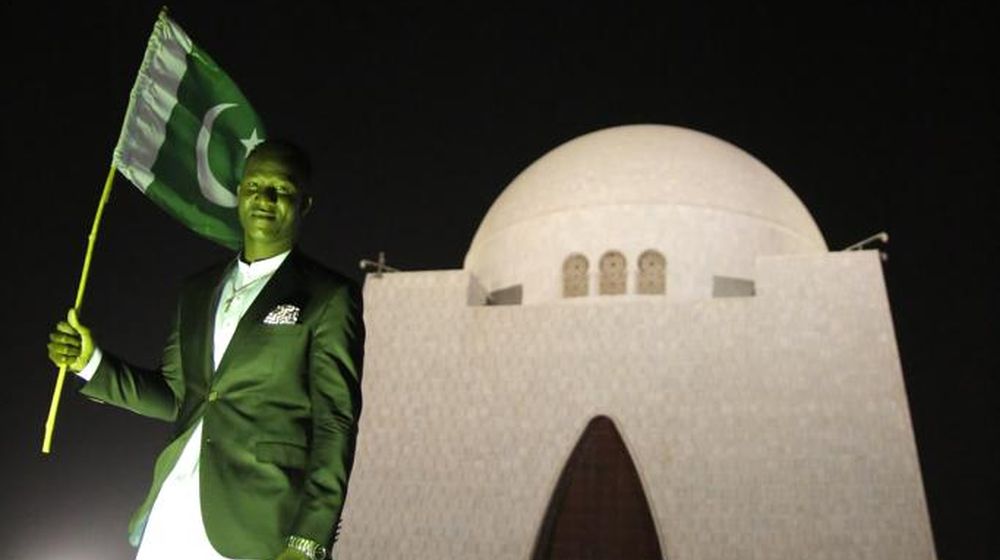 Sammy Goes to Quaid-e-Azam’s Tomb in Shalwar Kameez & People are Loving It