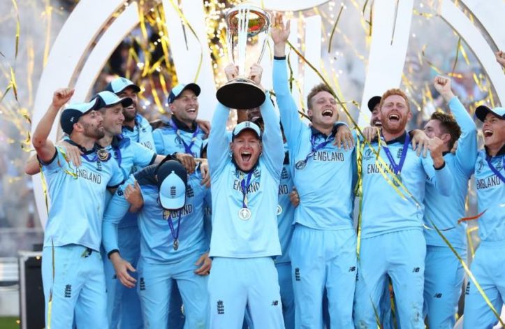 Eoin Morgan Lifts the Coveted Trophy