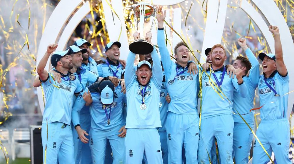 Eoin Morgan Lifts the Coveted Trophy