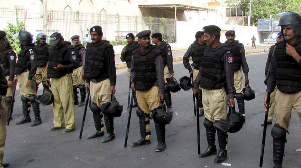 Karachi Govt to Fire Police Officials Who Use Drugs, Gutka and Naswar