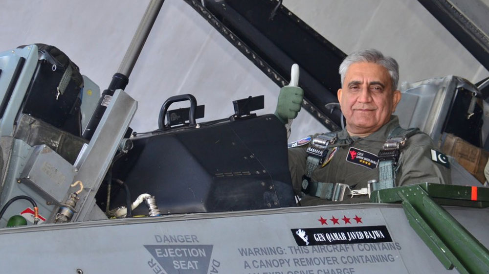 Army Chief General Qamar Bajwa Flies A Simulation F-16 [Video]