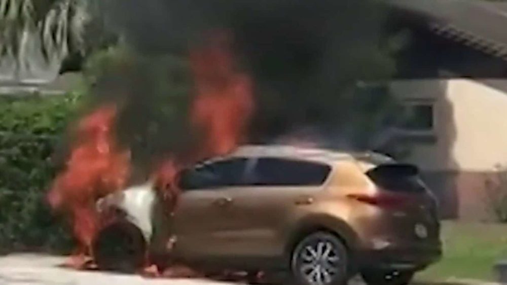 Brand New Kia Sportage Catches Fire in Pakistan [Video]